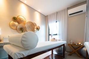 ein Zimmer mit einem weißen Stuhl in einem Zimmer in der Unterkunft Ipioca Beach Resort Maceió in Maceió + 80 Fotos