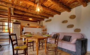 - une cuisine et une salle à manger avec une table et des chaises dans l'établissement Gîte à Piscia de Figari Petru Barbara, à Figari