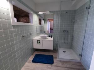 un bagno con lavandino, WC e doccia di Cantinho do Sossego a Vila Nova de Cerveira Altre 22 foto