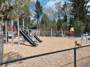 een park met een speeltuin met een glijbaan bij G06 Veldkamp Epe geschikt tot 4 personen in Epe