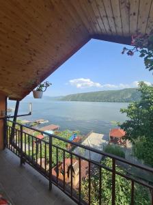 a view of a large body of water from a balcony at Casa Beatrice in Eşelniţa