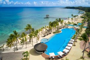- une vue aérienne sur la plage et la piscine du complexe dans l'établissement Le Meridien Ile Maurice, à Pointe-aux-Piments