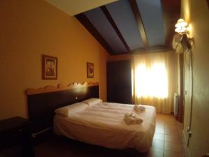 En eller flere senge i et værelse på Hotel Restaurante Comendador Añon de Moncayo