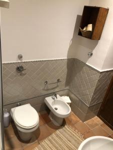 ein Bad mit einem WC und einem Waschbecken in der Unterkunft B&B Villa Alba in San Vito lo Capo