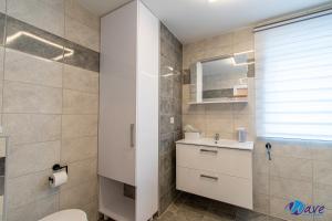 Kúpeľňa v ubytovaní TWO BEDROOM MODERN APARTMENT near the AIRPORT