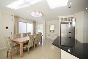 Gallery image of Stylish 3 Bedroom House with Pool in East London