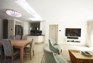 Gallery image of Stylish 3 Bedroom House with Pool in East London