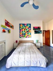 1 dormitorio con 1 cama grande y una pintura en la pared en B&B Villa Regine, en Isquia
