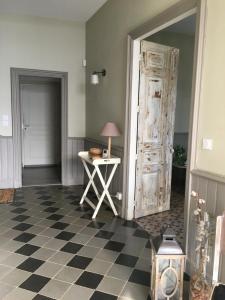 Habitación con escritorio, puerta y mesa. en LaFabriek, en Canet d'Aude