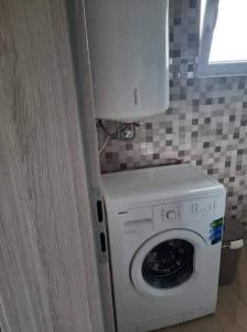 uma máquina de lavar e secar roupa numa pequena casa de banho em Apartman Tin em Vir