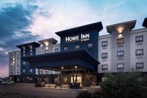 een gebouw met een bordje op de herberg bij Home Inn & Suites Saskatoon South in Saskatoon