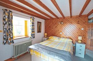 ein Schlafzimmer mit einem Bett und einer Holzdecke in der Unterkunft Cosy cottage for 2, sea views, large grounds. WiFi in Newport