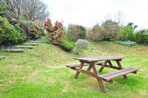 Billede fra billedgalleriet på Cosy cottage for 2, sea views, large grounds. WiFi i Newport