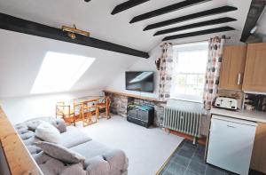 uma sala de estar com um sofá e uma mesa em Cosy cottage for 2, sea views, large grounds. WiFi em Newport