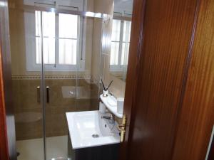 A bathroom at Atiko La Vista
