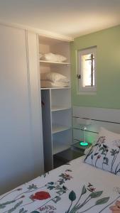 Säng eller sängar i ett rum på Le Malpas Kingfisher