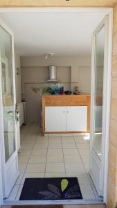 ein Raum mit einer Küche mit Theke und einem Boden in der Unterkunft Le Malpas Kingfisher in Belvès