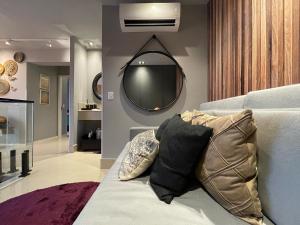 Ένα ή περισσότερα κρεβάτια σε δωμάτιο στο APARTAMENTO Duplex Manhattan com 3 Suites, Casal, Solteiro e Office