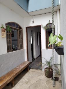 una veranda di una casa con altalena di Casa Grande para Família e Amigos a São Lourenço