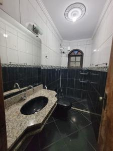 bagno con lavandino e servizi igienici di Casa Grande para Família e Amigos a São Lourenço