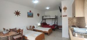Tempat tidur dalam kamar di Kostas Apartments