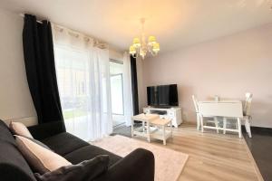 a living room with a couch and a table at T2 de standing Port et plages à pieds in Guidel