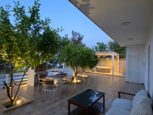 A seating area at Theros Luxury Apartment