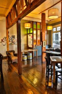 um restaurante com pisos e mesas e cadeiras de madeira em Hostal Mito em Valparaíso