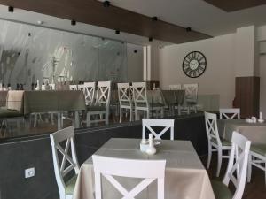 Restoran või mõni muu söögikoht majutusasutuses Plaza Hotel