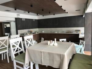 Restoran või mõni muu söögikoht majutusasutuses Plaza Hotel