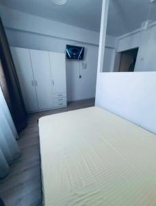 Ein Bett oder Betten in einem Zimmer der Unterkunft Garsoniera Craiova Centru