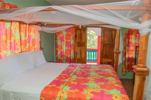 Un pat sau paturi într-o cameră la Haleys Paradise At Blue Hole