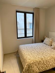 - une chambre avec un lit et une fenêtre dans l'établissement Labradores 13, à Alicante