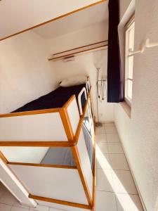 um pequeno quarto com um beliche numa pequena casa em Cap Esterel Studio Cabine Vue Piscine Et Mer Réf C2 308 em Saint-Raphaël