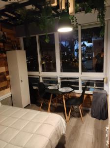 pokój z łóżkiem, stołem i krzesłami w obiekcie Saltillo Alto Gray Studio. Vistas al mar y piscina w mieście Torremolinos +37 zdjęć