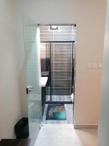 een badkamer met een douche en een glazen deur bij Nice View Hotel فندق الأطلالة الجميلة للعائلات فقط in Aqaba