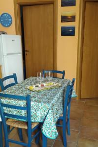 トラッペートにあるMelogranoの青いテーブル(ワイングラス付)