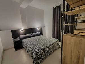 Un dormitorio con una cama con dos luces. en Molino Fresh, en Barcelona