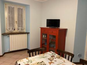 チェルノッビオにあるborgo antico houseのダイニングルーム(テーブル、テレビ付)