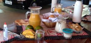 una mesa con un montón de comida, bebidas y fruta en Rest. e Pousada Fabiao II, en Itacarambi