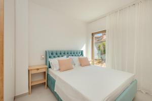 Un dormitorio con una cama grande y una ventana en Boka Apartment 6 en Herceg-Novi