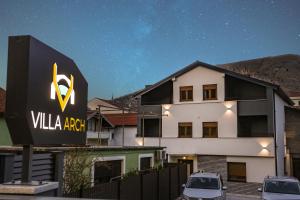 een gebouw met een bord waarop staat villa arrett bij Apartments & Rooms ARCH in Mostar