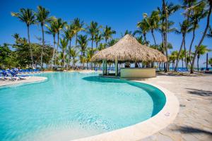 Der Swimmingpool an oder in der Nähe von Coral Costa Caribe Beach Resort - All Inclusive