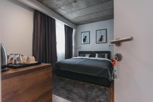 een slaapkamer met een bed en een raam bij City Centar House in Niš