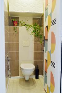 baño con aseo y planta en Elegant & Luminous 2-BR - Antibes City Center, en Antibes 4 fotos más