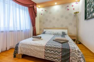 ein Schlafzimmer mit einem Bett und zwei Kissen darauf in der Unterkunft APP BENI in Crikvenica