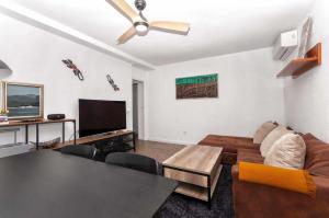 sala de estar con sofá y TV de pantalla plana en MODERNO apartamento, 3 habitaciones, 1ª LINEA playa, GARAJE, en Calpe