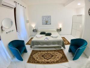 伊格萊西亞斯的住宿－Guest Room historic centre，一间卧室配有一张床和两张蓝色椅子