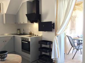 Kuchyňa alebo kuchynka v ubytovaní Evia Greece Summer Suites - Halkidiki Suites Com