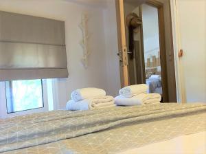 Posteľ alebo postele v izbe v ubytovaní Evia Greece Summer Suites - Halkidiki Suites Com